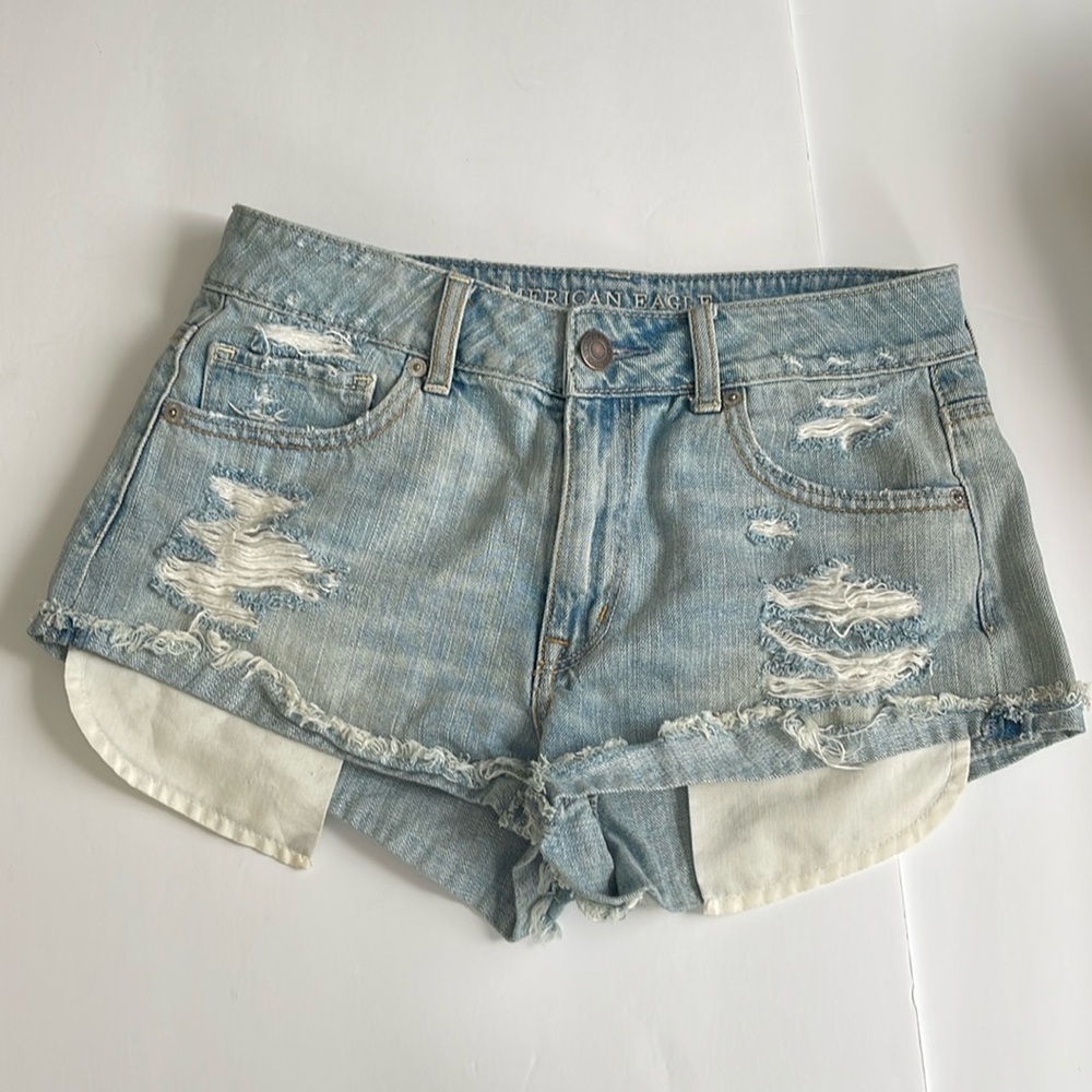 American Eagle Outfitters - light wash - ripped distressed - Size 6